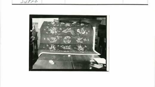 复古花卉鸟纹挂毯与桌上物品展示.jpg