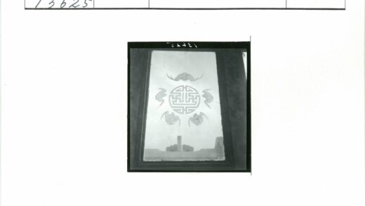 复古花窗映山景建筑.jpg