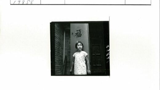 复古花饰少女与汉字门.jpg