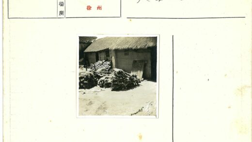 复古茅草屋与材料堆场景.jpg
