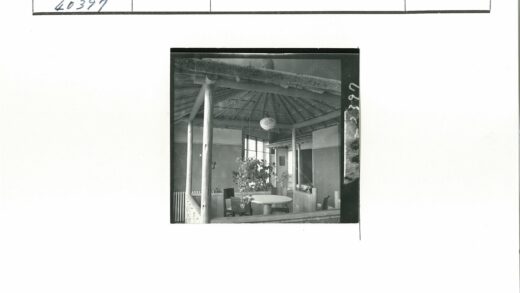 复古茅草屋木柱室内景.jpg