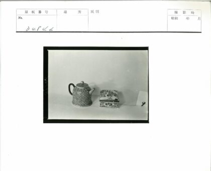 复古茶壶与装饰盒照片.jpg