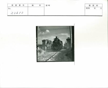 复古蒸汽机车与砖柱铁轨景观.jpg