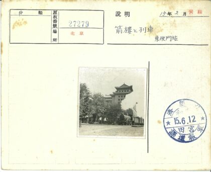 复古蒸汽机车穿行建筑森林.jpg