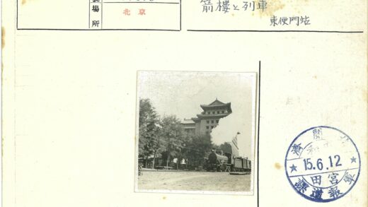 复古蒸汽机车穿行建筑森林.jpg