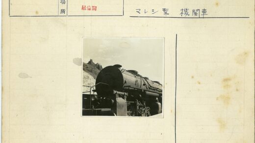 复古蒸汽机车穿越岩石悬崖.jpg