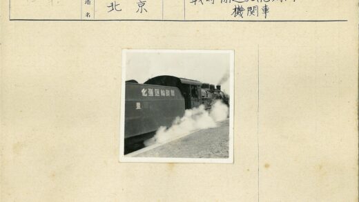 复古蒸汽机车铁轨行驶.jpg