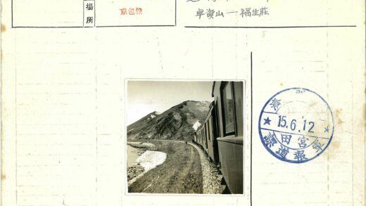 复古蒸汽火车穿越山水.jpg