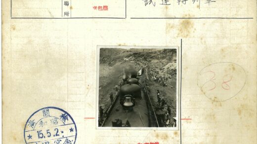 复古蒸汽火车穿越绿色丘陵.jpg