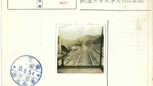 复古蒸汽火车穿越绿色山丘.jpg