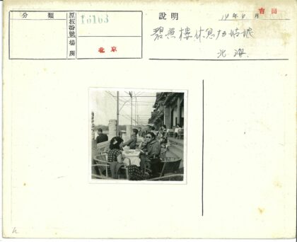 复古藤椅咖啡馆露台风景.jpg