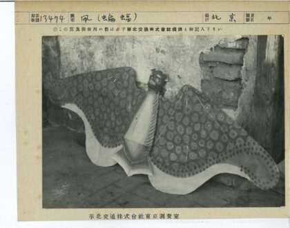 复古蝙蝠风筝与斑驳砖墙.jpg