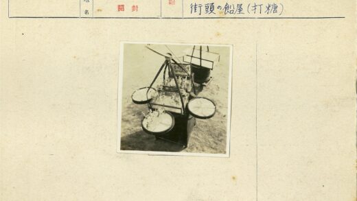 复古螺旋桨驱动车辆模型特写.jpg