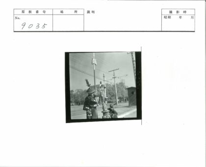复古街头艺人表演场景.jpg