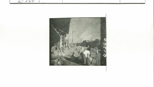 复古街市编织篮商铺街景.jpg