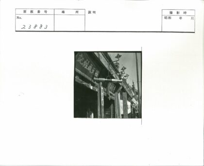 复古街景与独特店面招牌.jpg