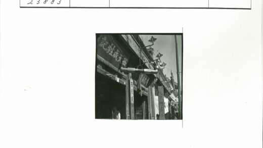 复古街景与独特店面招牌.jpg