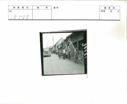 复古街景与老爷车行人旗帜.jpg