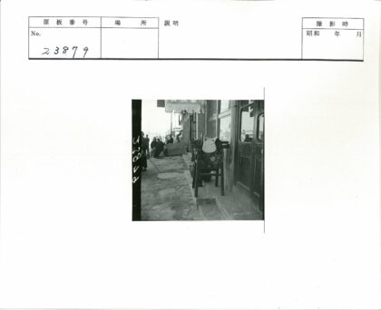 复古街景与鹅卵石人行道.jpg