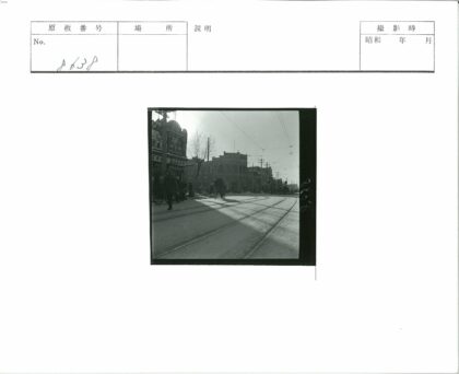 复古街景人力车与行人.jpg