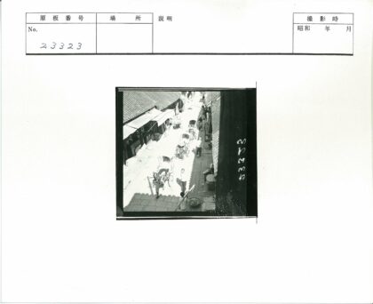 复古街景人力车与鹅卵石路.jpg