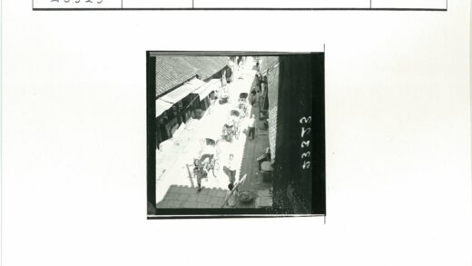 复古街景人力车与鹅卵石路.jpg