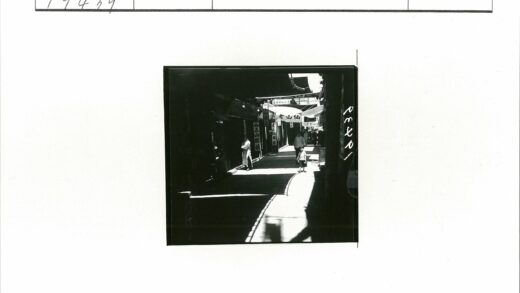 复古街景商店招牌林立.jpg