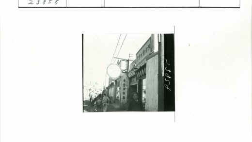 复古街景商店行人电线建筑.jpg