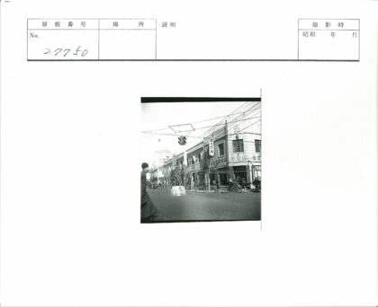 复古街景建筑与行人自行车.jpg