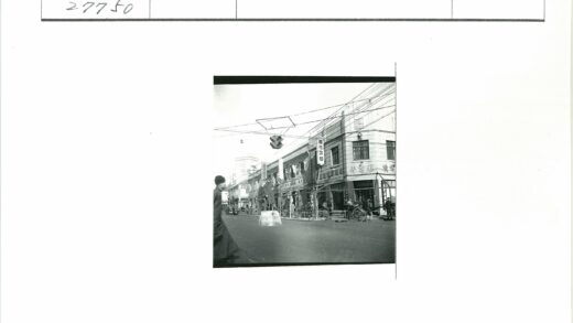复古街景建筑与行人自行车.jpg