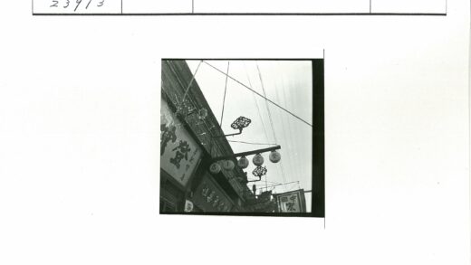 复古街景灯笼招牌与交错电线.jpg