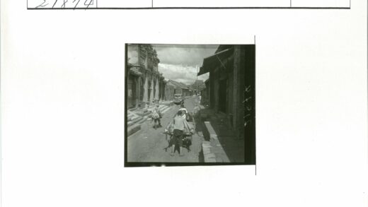 复古街景繁忙市集与老建筑.jpg