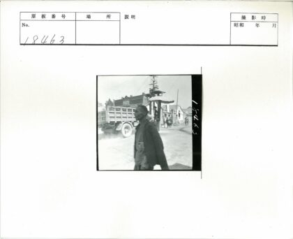 复古街景行人卡车与建筑.jpg