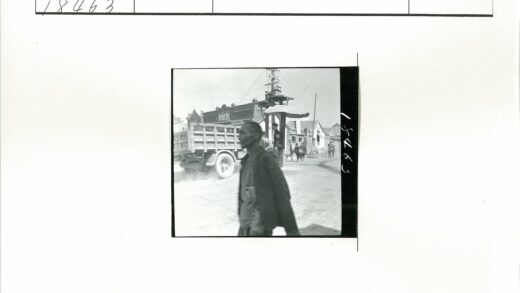 复古街景行人卡车与建筑.jpg