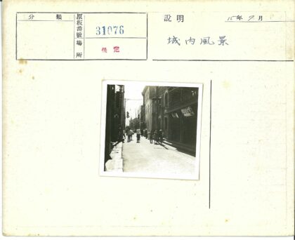 复古街景行人自行车与商店招牌.jpg