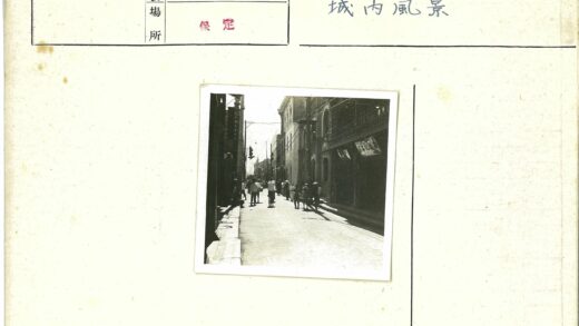 复古街景行人自行车与商店招牌.jpg