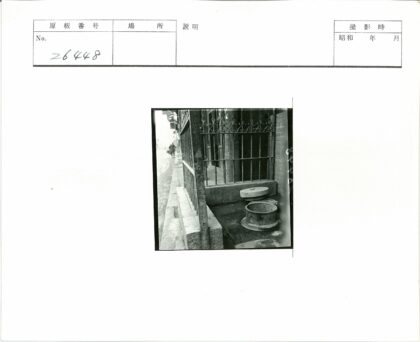 复古街景金属栅栏与石凳.jpg