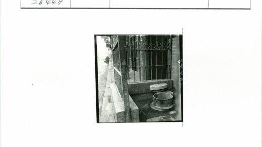 复古街景金属栅栏与石凳.jpg