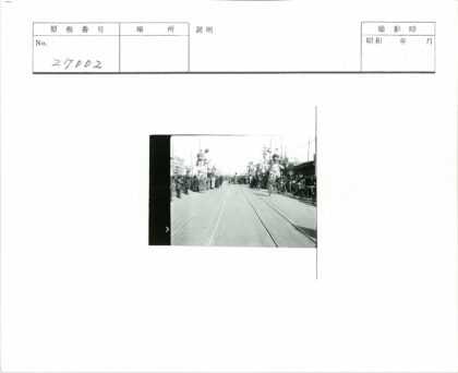 复古街景雕塑与电车轨道.jpg