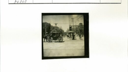 复古街景马车自行车与行人.jpg