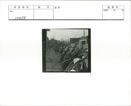 复古街景黄包车与行人.jpg