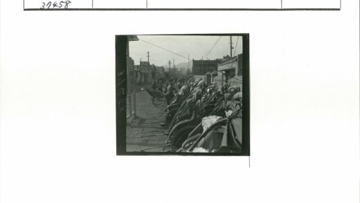 复古街景黄包车与行人.jpg