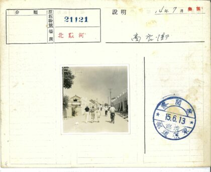 复古街道骑行与绿荫街景.jpg