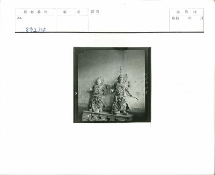 复古装甲战士雕像砖台展示.jpg