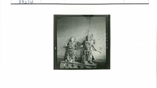 复古装甲战士雕像砖台展示.jpg