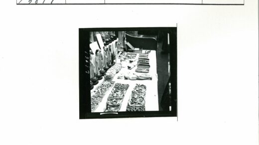 复古装饰品与雕像陈列展示.jpg