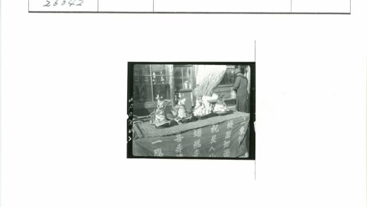 复古装饰小塔与窗边人物特写.jpg