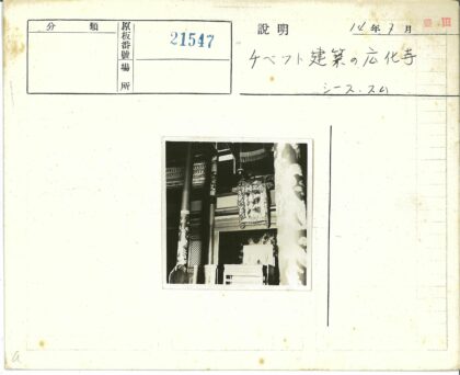 复古装饰柱与挂毯室内场景.jpg
