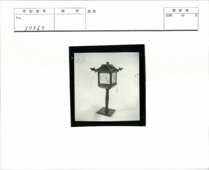 复古装饰灯木架人物图案特写.jpg
