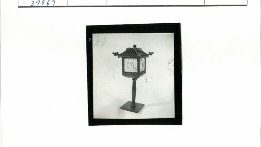 复古装饰灯木架人物图案特写.jpg
